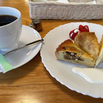カフェ・チコ - ハーフケーキの3種セット (ドライイチヂクのタルト + リンゴのアップダウン + ピーチのバターケーキ) ¥750