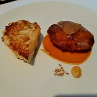 レストラン・モリエール - メインは道産豚ほほ肉の煮込み、生姜のソースやコンポート、マスタードや砕いた白胡椒と共に