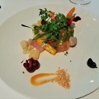 レストラン・モリエール - 美瑛産の温野菜を20種類も使うスペシャリテのサラダ、カラフルなソースと共にアートのように美しい盛り付け