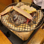 天ぷら 松 - 松葉蟹を炭火で炙っているところ