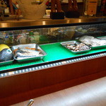 イザラ - カウンター前のショーケース