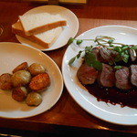 イザラ - エゾ鹿ステーキ　パンとカリッと揚げたポテト付き