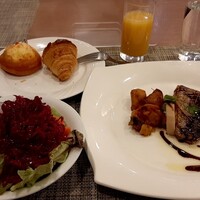 ザ・ループ(ホテルアゴーラリージェンシー大阪堺) - サラダとバンはお代わりし、選んだメインは白身魚のポアレ