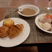 ザ・ループ(ホテルアゴーラリージェンシー大阪堺) - 食べ放題のパンとサラダにスープ