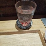 中華蕎麦 とみ田 - お冷やまで凝っている。丸氷って ドコのバーだよ⁉️