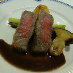 シェ カワセ - カワセ風「牛肉のカツレツ」赤ワインで煮込んだソースをタップリ吸い込んだパン粉は家庭では出来そうもありません
