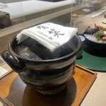 Kyoushunsai Yuushou - 土鍋で提供される炊き立てのご飯