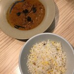 カレー&オリエンタルバル 桃の実 - カレーの量は普通くらいやった
