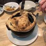 カレー&オリエンタルバル 桃の実 - サクサクと蓋に切れ込みを入れてくれはる