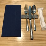 カレー&オリエンタルバル 桃の実 - テーブル武器