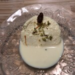 カレー&オリエンタルバル 桃の実 - インドのチーズ「パニール」で作った癖のあるミルキーなデザート