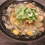 アカリ - 海老芋とその他大勢が美味しい出汁に浸かっています