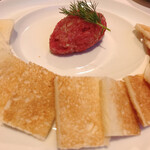 アカリ - 佐賀牛と淡路玉ねぎのタルタルにもトーストはたっぷり♪