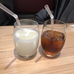 カレー&オリエンタルバル 桃の実 - 【ラッシー】550円 【ウーロン茶】550円