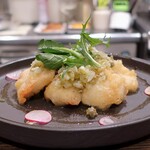 トリワイン ＰＩＫＯＳＨＨＨＵ - 新たまねぎとピクルスのソース 鶏のフリット