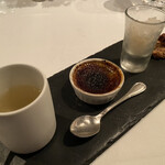 ラ・ブランシュ - ➓ モリンガハーブティ
      
      11.お茶菓子
      スパイシーカカオのケーキ、ヘーゼルナッツのクッキー
      八角のグラニテ
      グリーンピースのクレームブリュレ