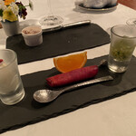 ラ・ブランシュ - ❷アミューズ
      ・タマネギのシャーベット
      ・紅くるり大根
      ・リンゴとハーブのジュレ
      ・ポンカン