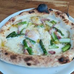 イタリア食堂　Delphino - アスパラと半熟玉子のピッツア