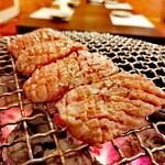 牛京 - 炭火でじっくり焼き上げます。ご一緒した肉のプロに焼きはお任せですけど(^^;