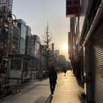 桂花ラーメン - 朝7時前の靖国通り。