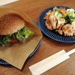 Nic33 - チーズバーガー(520円)、しあわせのからあげ(200円)