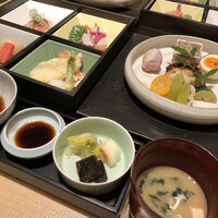 丸の内一丁目 しち十二候 - 二段弁当