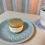 パティスリー・パリセヴェイユ - マルティニック¥700 マカロンカフェとラムレーズン、バナナ