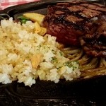 ザ　カウボーイハウス - ガーリックライスは鉄板に投入、肉汁や脂やソースと絡めて、旨い～！