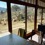 そば切り 蔦屋 - 縁側、春先からは窓を開放するみたい。