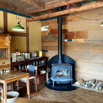 そば切り 蔦屋 - 店内の様子、薪のストーブ✨