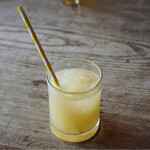 そば切り 蔦屋 - お酒飲めないので、りんごジュース（笑）自然への取り組みでプラスチック製品使ってないとのこと。能勢町の人たちも意識が高いです！