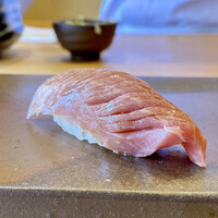 恵比寿 えんどう - 下田沖 マグロ 中トロ 134kg 延縄
                      脂がキラキラと輝きを放ち艶々！
                      放置を入れた中トロは、筋も切られどこまでも柔らかくしっとりと、シャリの口での拡がりに鮪の脂が纏わり、素晴らしいです♪
