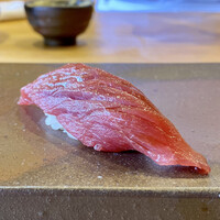 恵比寿 えんどう - 下田沖 マグロ 赤身 134kg 延縄
                    赤身の酸味とシャリの酢の塩梅がとてもバランスが良く、しっとりとして実に美味しいです♪