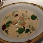 レ セゾン - 12.11ラングスティーヌを生姜で味を引き立てたブイヨンに浮かべて
      季節のさまざまな野菜と食用花と共に
      