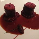 レ セゾン - 12.11蝦夷鹿ロース肉のロティ　
      洋梨のサフラン風味と薫香をつけたバターをからめたビーツ ポワブラードソース
      