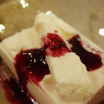 徳山鮓 - 「飯＝いひ」という熟鮓を作る過程で出たものをアイスクリームにしたもの。チーズより美味しく、アイスより美味しい。