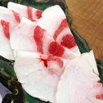 徳山鮓 - こちらが熊肉。脂身が特徴とはいえ、すごい脂だ！