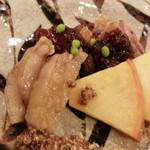 徳山鮓 - 猪肉4種の盛り合わせ。林檎と山椒の実が、油っぽい肉のこってり感を抜いてくれます