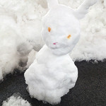 徳山鮓 - ホームに積もった雪で子供たちが雪だるまを作っていました。なんとも愛くるしい