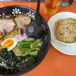 揚子江 - ラーメン　半炒飯　　¥830円（税込）