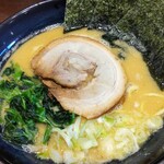 横浜家系ラーメン 源平家 - 醤油豚骨750円。