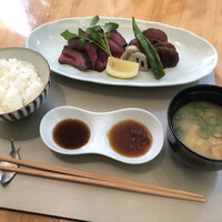 旬房 - 牛の炭火焼き、白米、お味噌汁