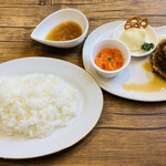 シルバーバイン - 「ハンバーグセット」1,400円税込み♫ 可愛らしい食器にネコの形のマッシュポテト♪ ハンバーグは、ふっくらジューシーです(๑˃̵ᴗ˂̵)