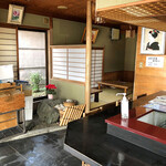 京料理 仕出し 甚平 - 店内奥に座敷のテーブル席も