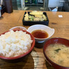 魚がし天ぷら 魚天 - 大盛りご飯、イカの塩辛、天つゆ、みそ汁と奥に天ぷら1回目