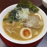 麺や 味のお祭り - 味噌ラーメン。チャーシュー1、煮玉子半身、メンマ、ワカメ、海苔、もやし、茹キャベツ、玉葱、葱。麺は細めの縮れ麺。スープは優しい鯛出汁入りスープ。いわゆる北海道味噌ラーメンとちょっと違う。キャベツと玉葱がスープに隠れててマイルド¥680。人の良さそうな老夫婦がやられてて、味も空気も何だかほっこり(^o^)