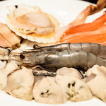 YOROCOBU - お得な海鮮盛り合わせは　天使のエビ、広島牡蠣、殻付きホタテにズワイ蟹しゃぶ！贅沢な一品です！