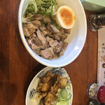 麺屋TAMOTSU - チャーシュー丼と大ぶりの唐揚げ