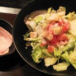 Doutombori - 焼き立てベーコンのシーザーサラダ