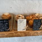 天然こうぼぱん とことこ - 白い札は、定番のパンなりね( ´△｀)